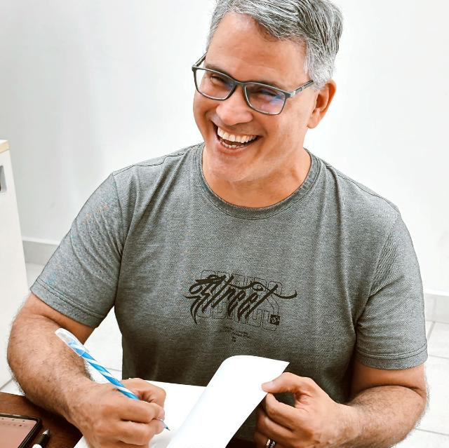 Fábio Ribas escrevendo
